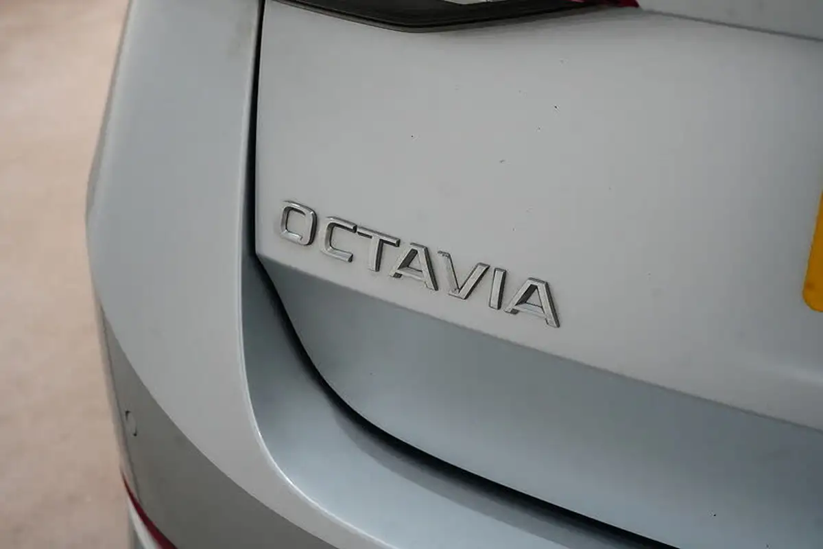 2023-skoda-octavia-20tdi-se-l-150ps-estate-dsg-big-10