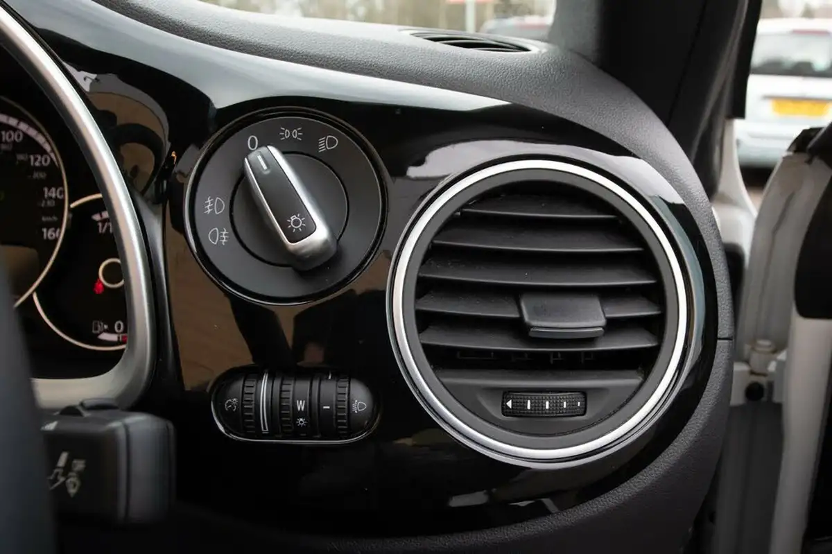 2015-volkswagen-beetle-20tdi-sport-150ps-bmtss-cabriolet-2d-dsg-big-15