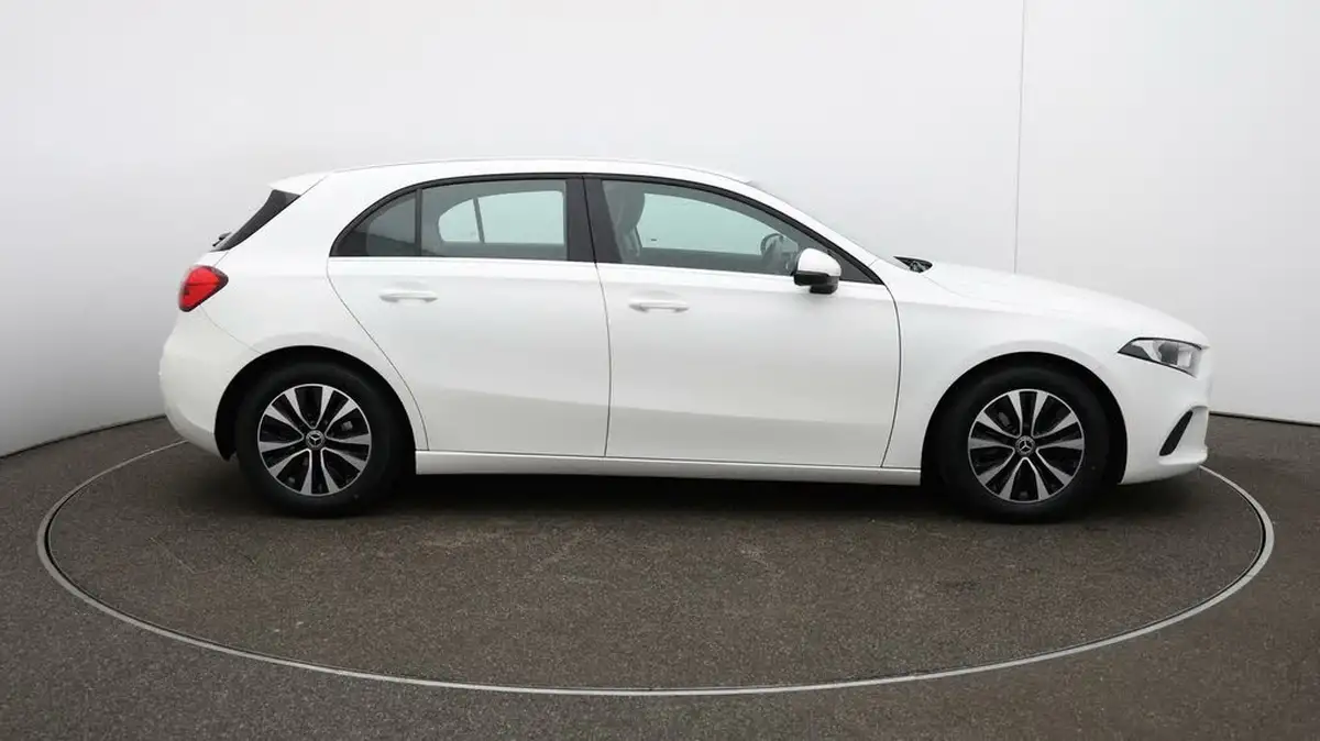 2021-mercedes-benz-a-class-13-a180-se-7g-dct-big-40