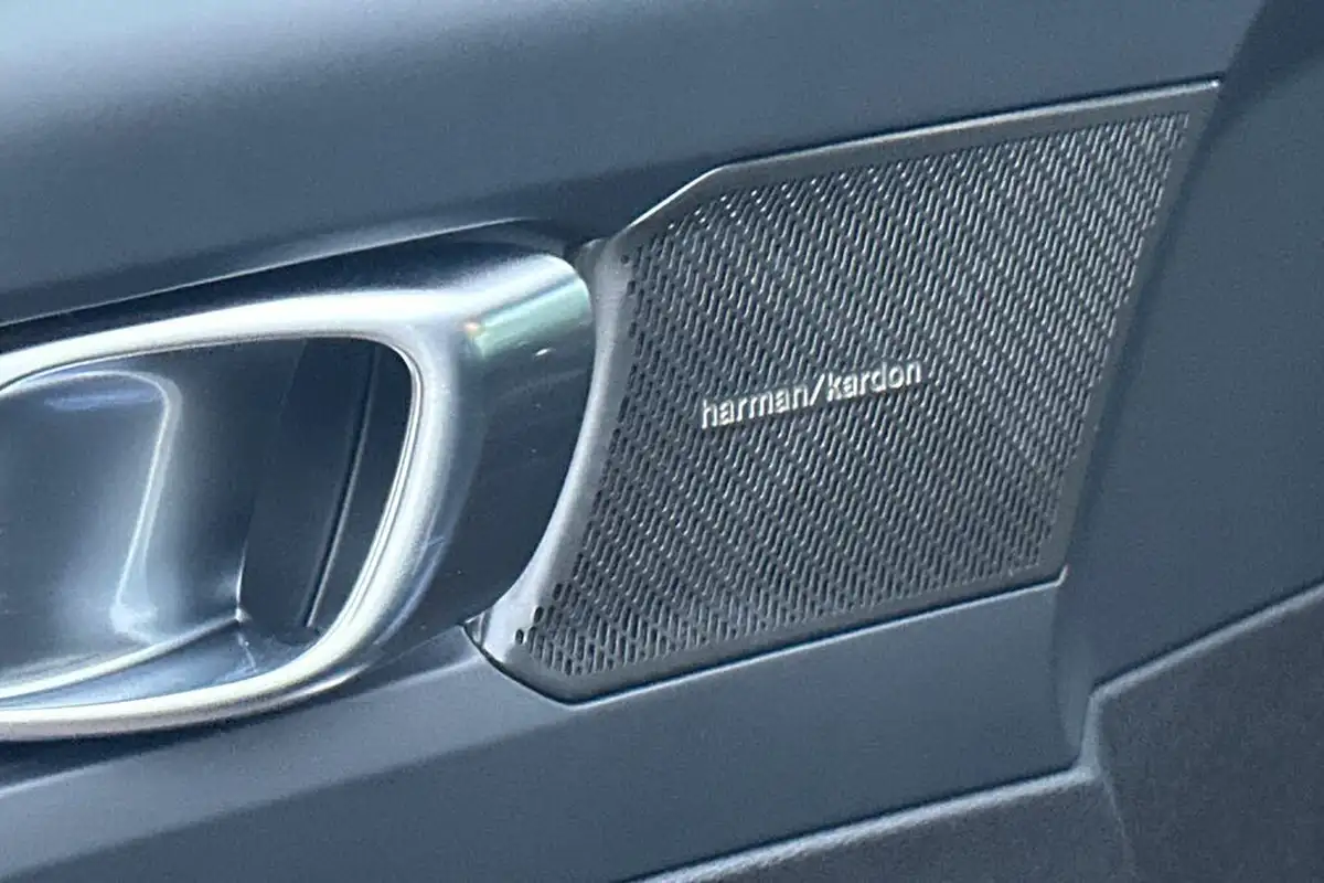 2024-volvo-xc40-20-b3-ultra-bright-big-21