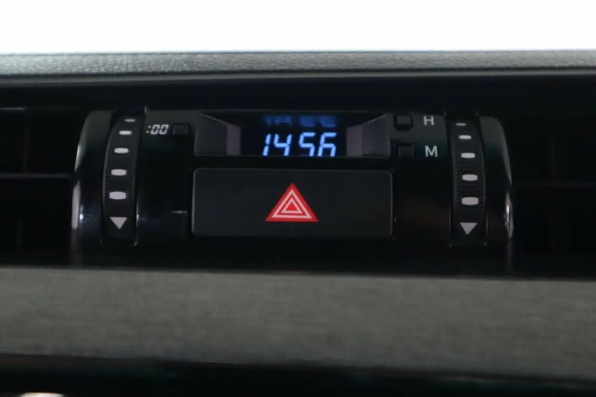 2021-toyota-hi-lux-28d-4d-invincible-x-at35-204hpeu6dt-e-big-40