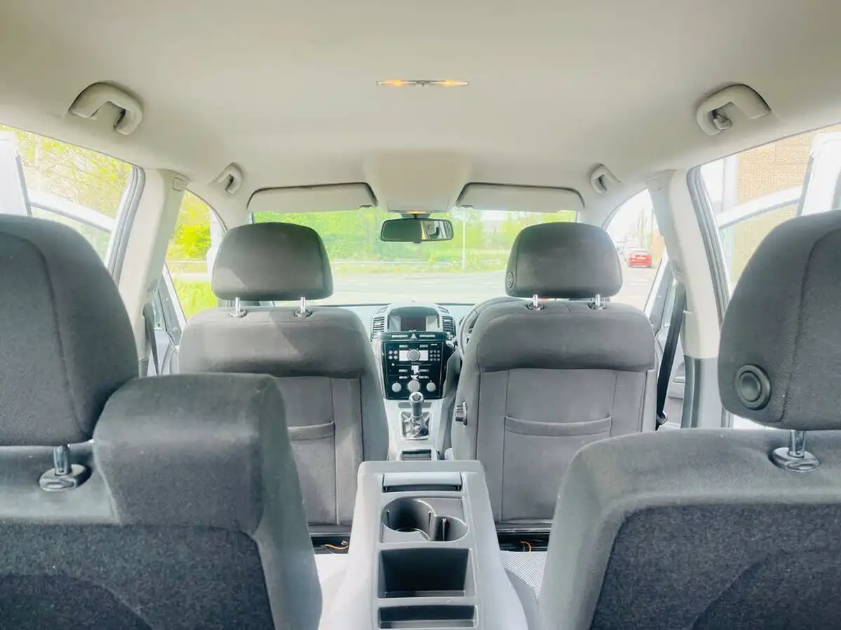 2012-vauxhall-zafira-18-design-140ps-big-22
