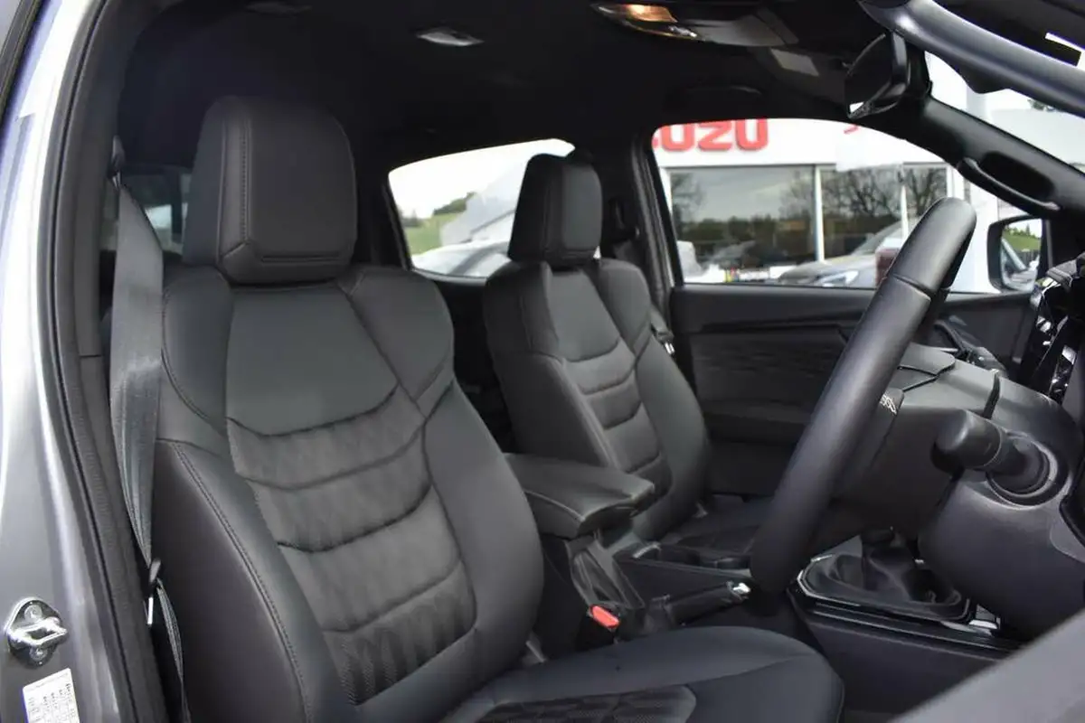 2025-isuzu-d-max-19td-v-cross-big-9