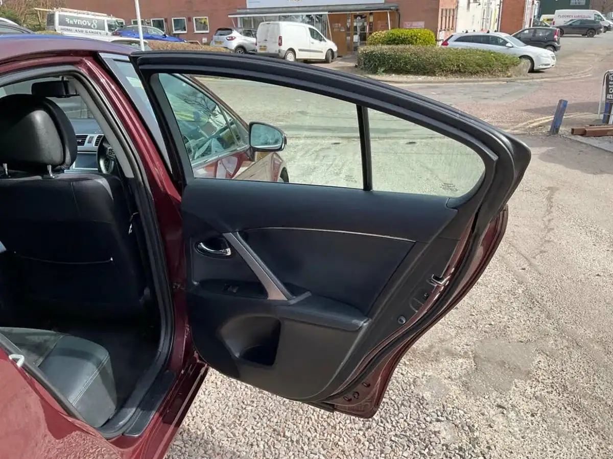 2015-toyota-avensis-20td-icon-business-edition-saloon-4d-big-21