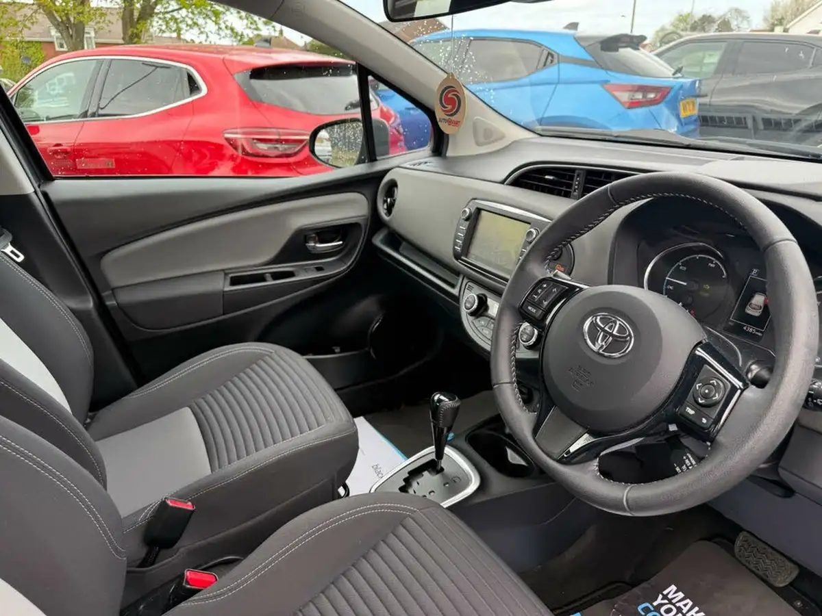 2019-toyota-yaris-15-vvt-i-icon-tech-98bhp-hybrid-1497cc-e-cvt-big-27