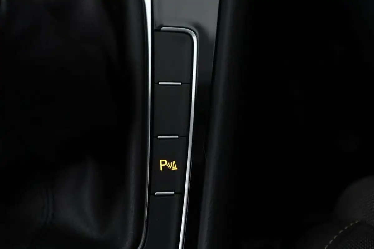 2014-volkswagen-golf-20tdi-gt-bmtss-hatchback-5d-big-20