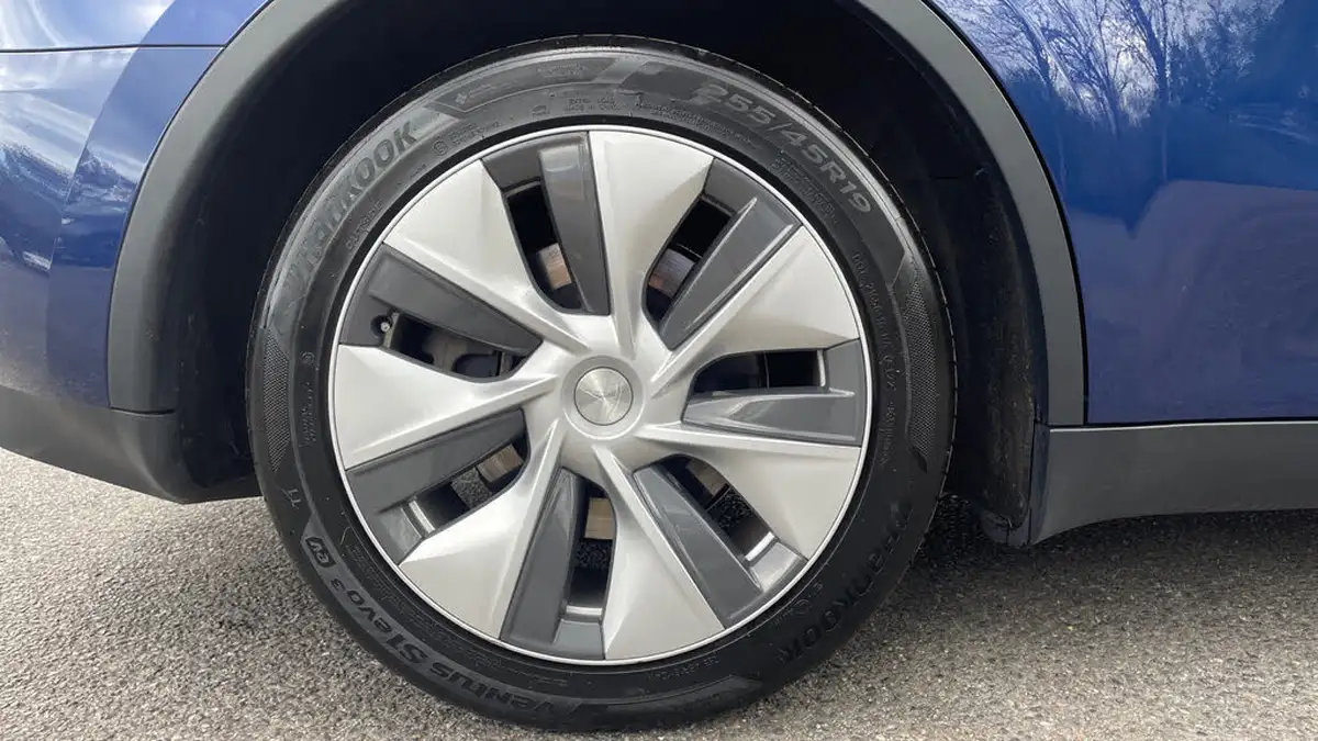 2023-tesla-model-y-e-long-range-big-18