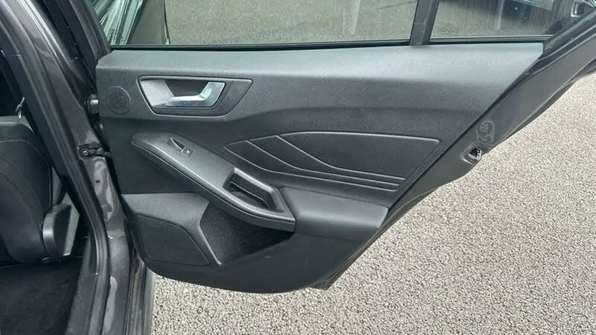 2023-ford-focus-23t-st-hatchback-big-25