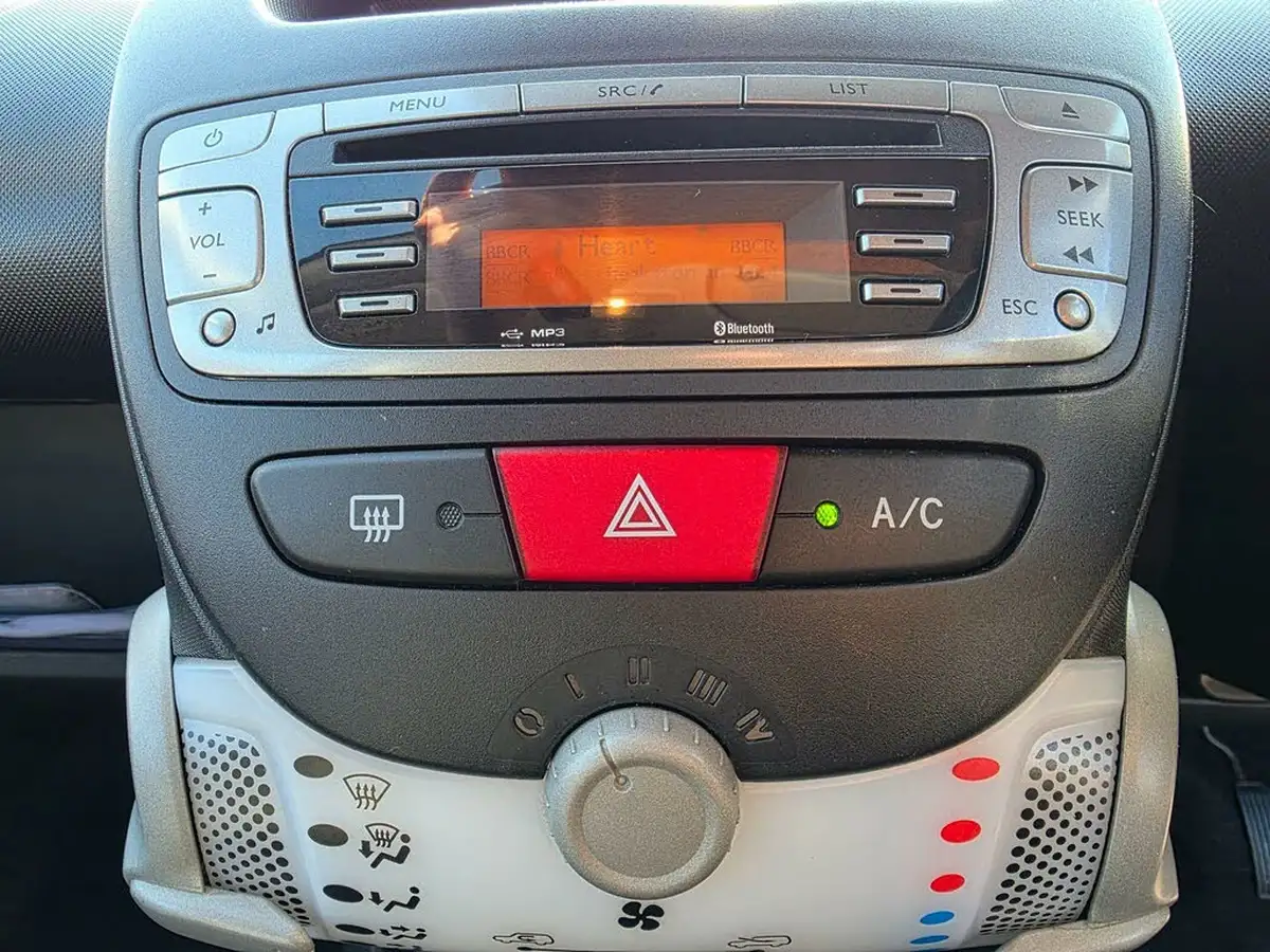 2014-peugeot-107-10-allure-5d-big-27