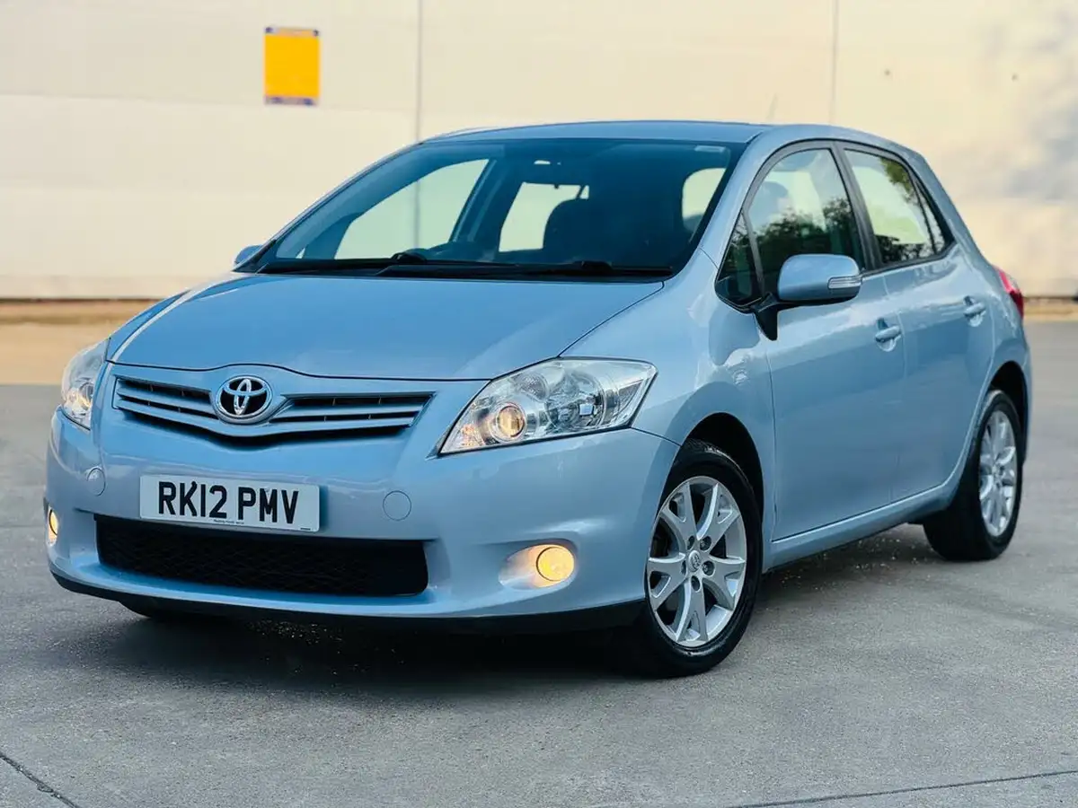 2012-toyota-auris-16-tr-big-35