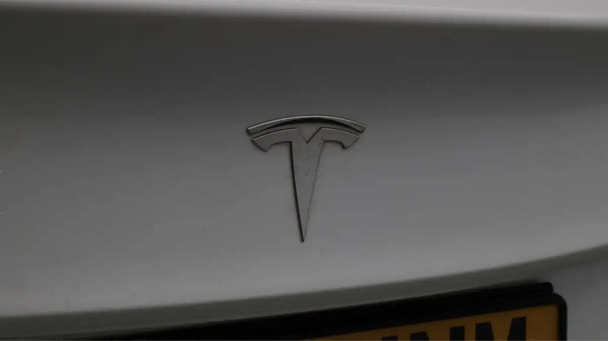 2021-tesla-model-3-e-long-range-awd-big-21