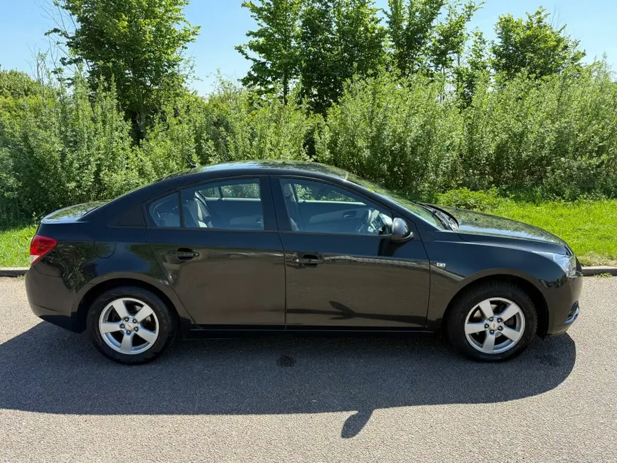 2011-chevrolet-cruze-16-ls-saloon-4d-auto-big-6
