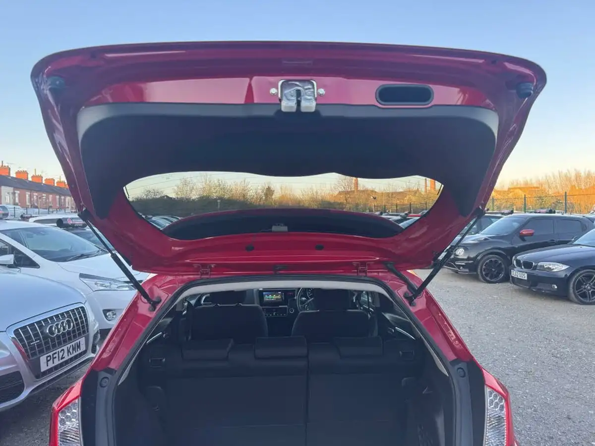 2014-honda-fit-hybrid-big-32