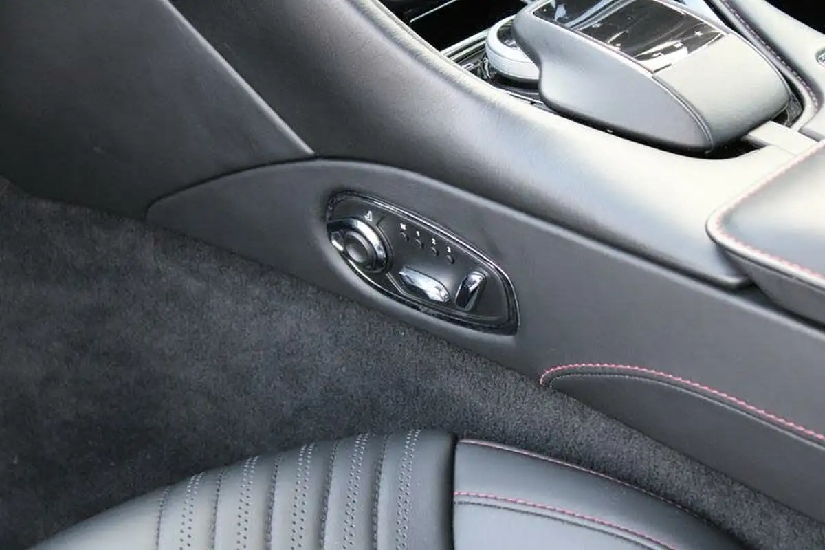 2017-aston-martin-db11-52-v12-big-20