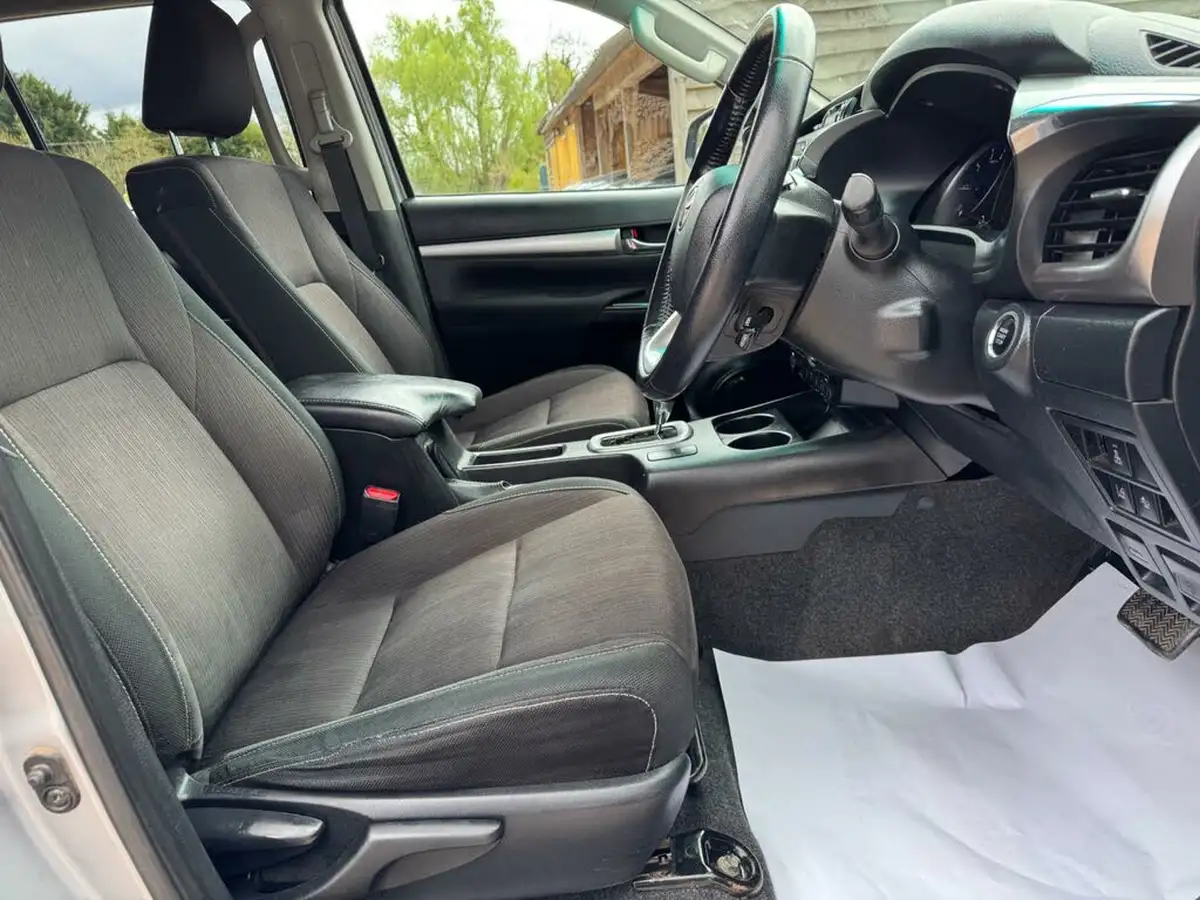 2018-toyota-hi-lux-24d-invincible-ss-auto-big-9