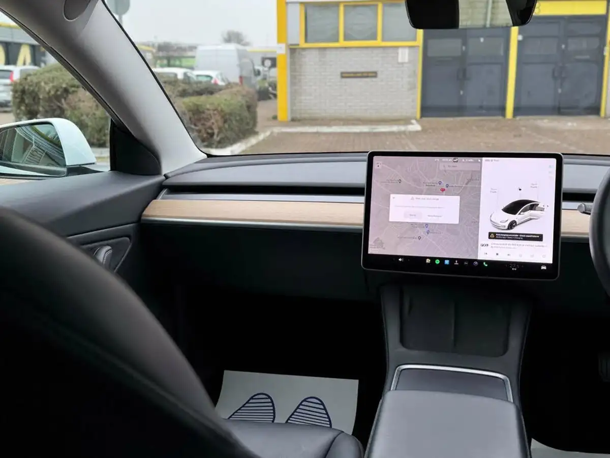 2020-tesla-model-3-e-long-range-big-45