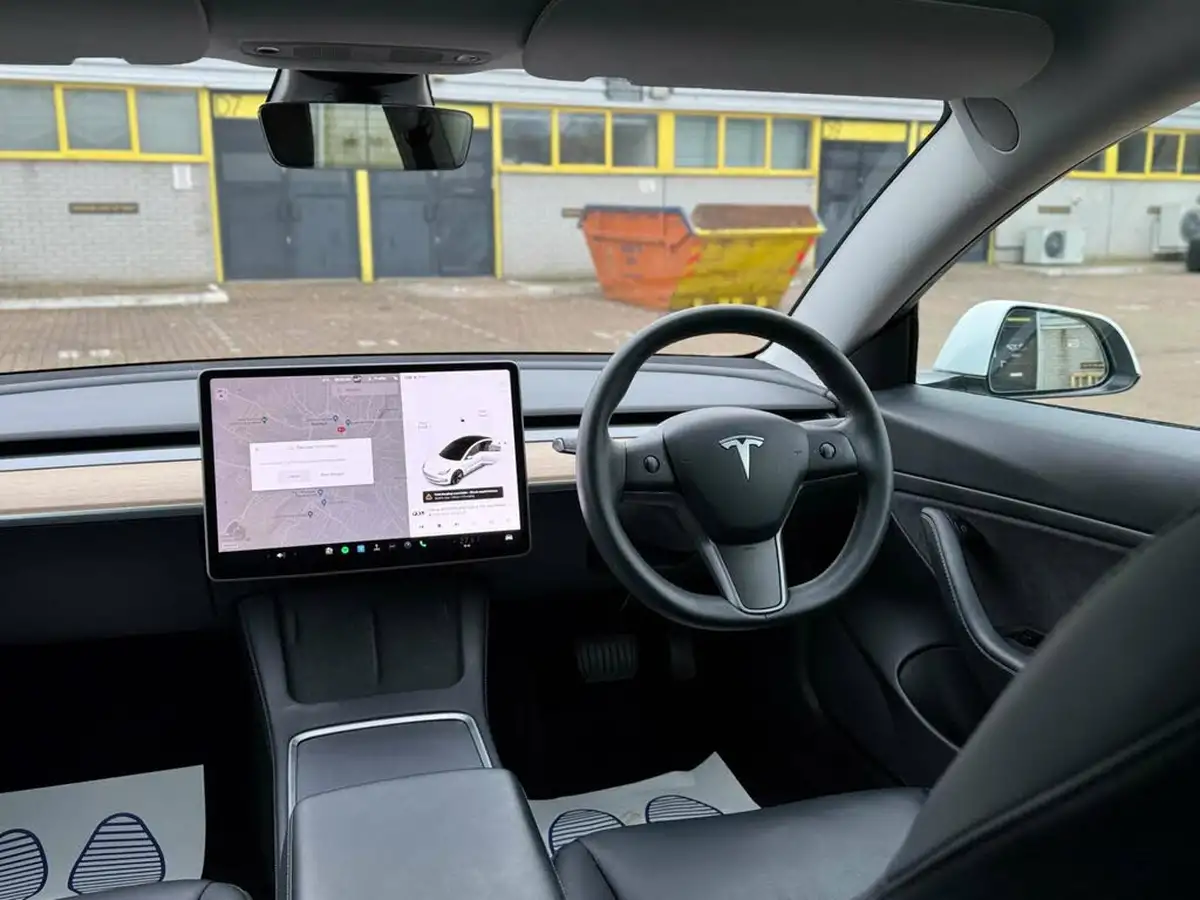 2020-tesla-model-3-e-long-range-big-17