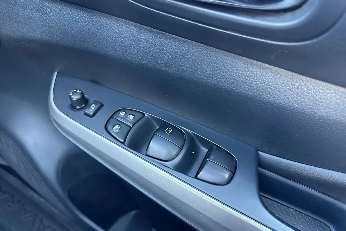 2020-nissan-navara-23dci-tt-tekna-8-navileather-auto-big-45