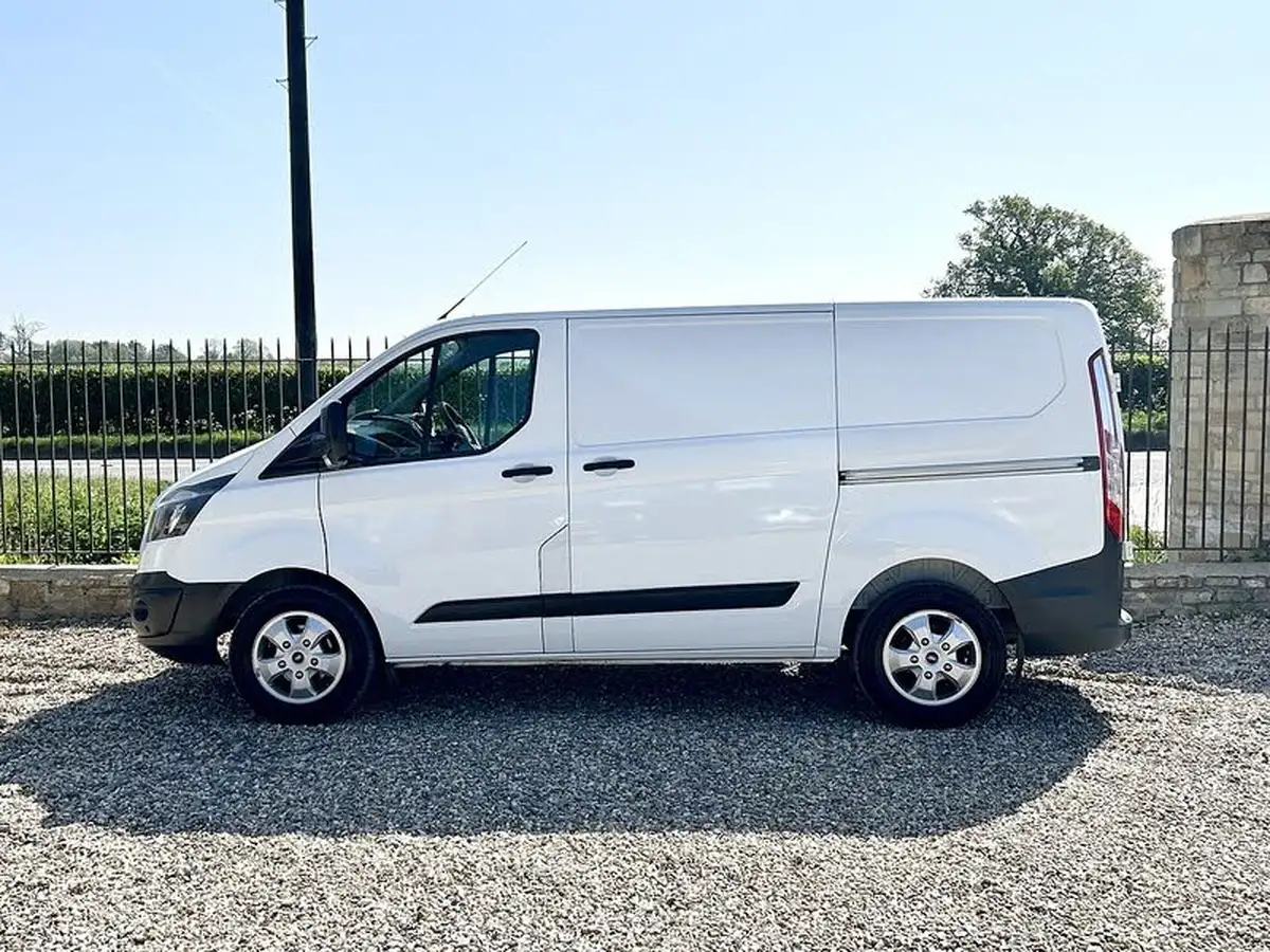2015-ford-transit-custom-22tdci-310-l2h1-125ps-panel-van-big-9