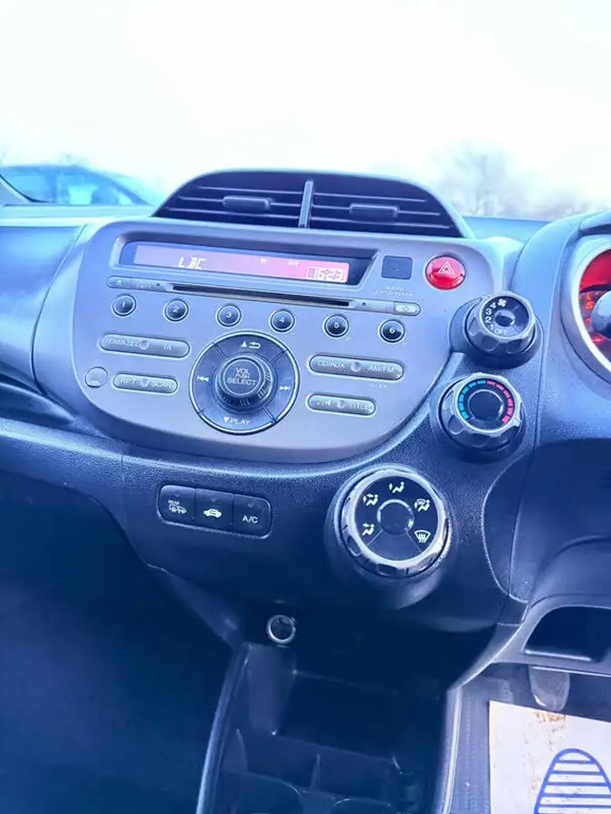 2009-honda-jazz-14-es-t-big-18