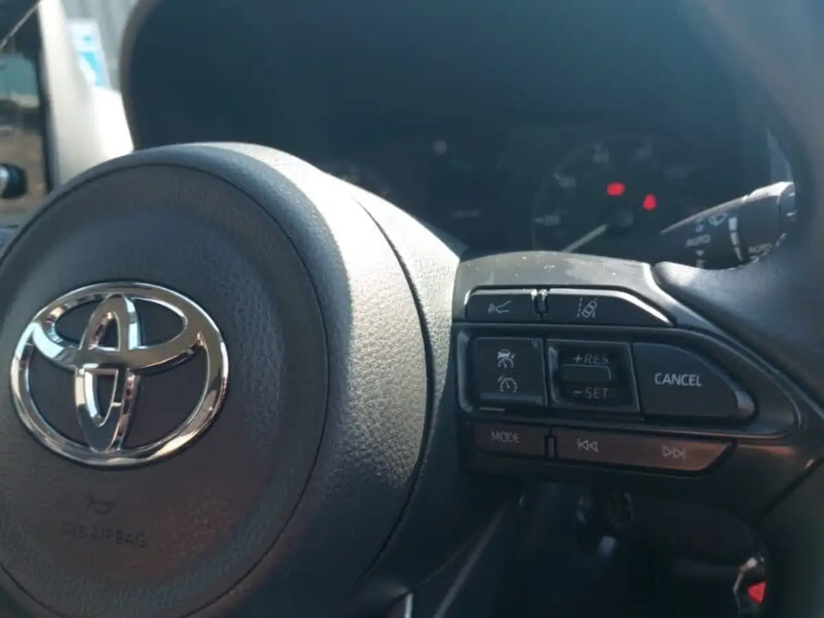 2021-toyota-yaris-15-vvt-i-icon-114bhp-hybrid-1490cc-e-cvt-big-13