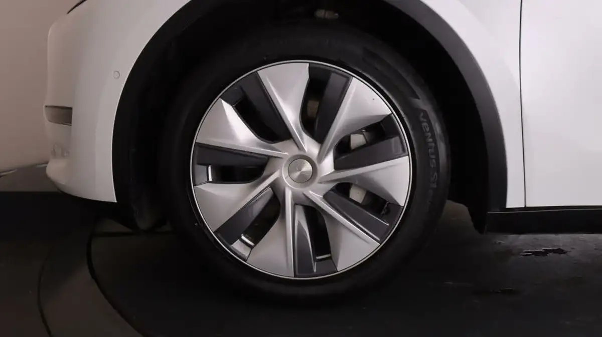 2022-tesla-model-y-e-long-range-big-17