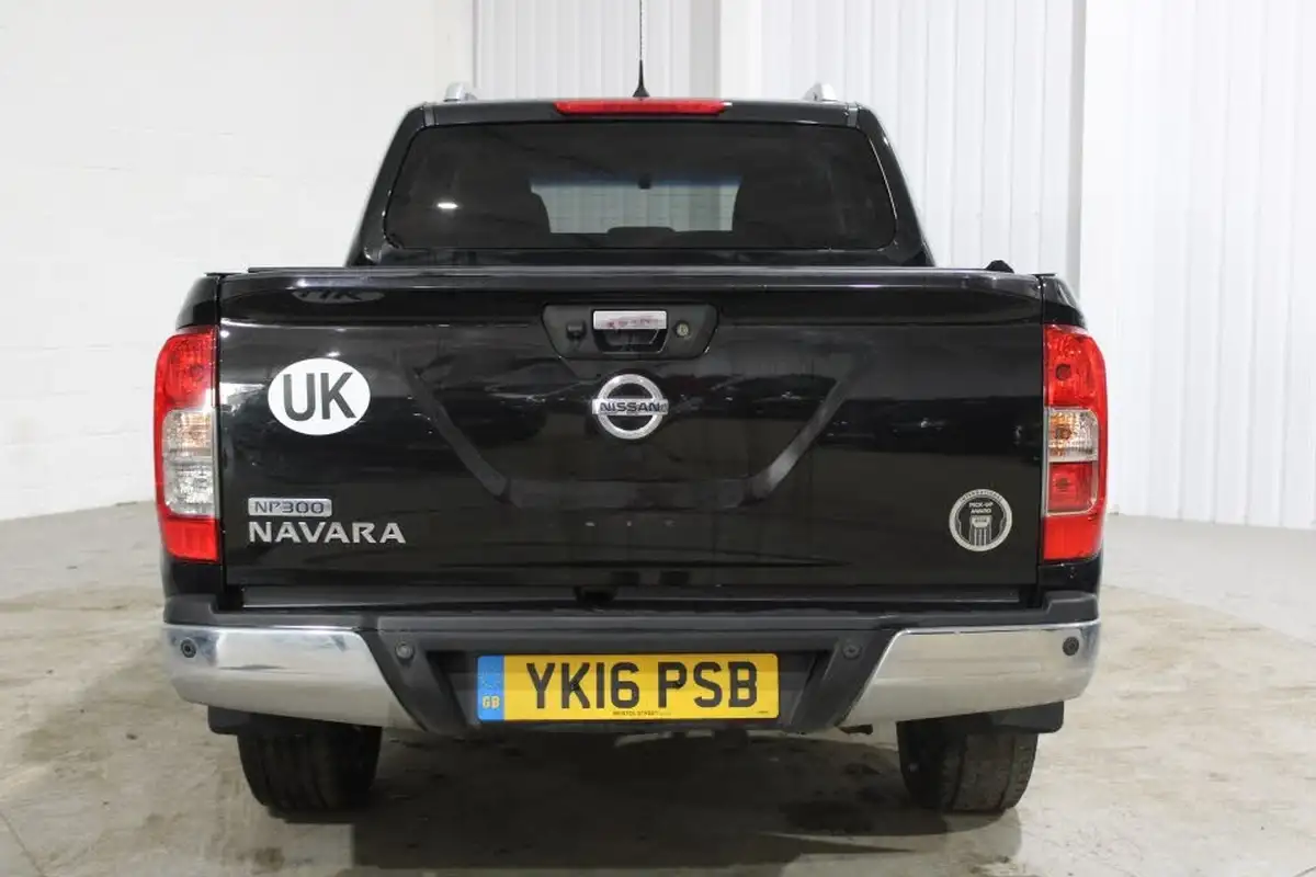 2016-nissan-np300-navara-23dci-tekna-big-3