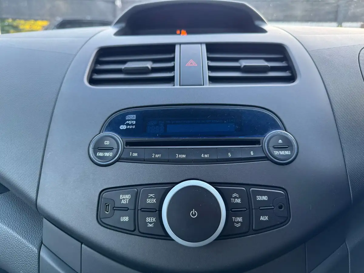 2011-chevrolet-spark-10-ls-big-51