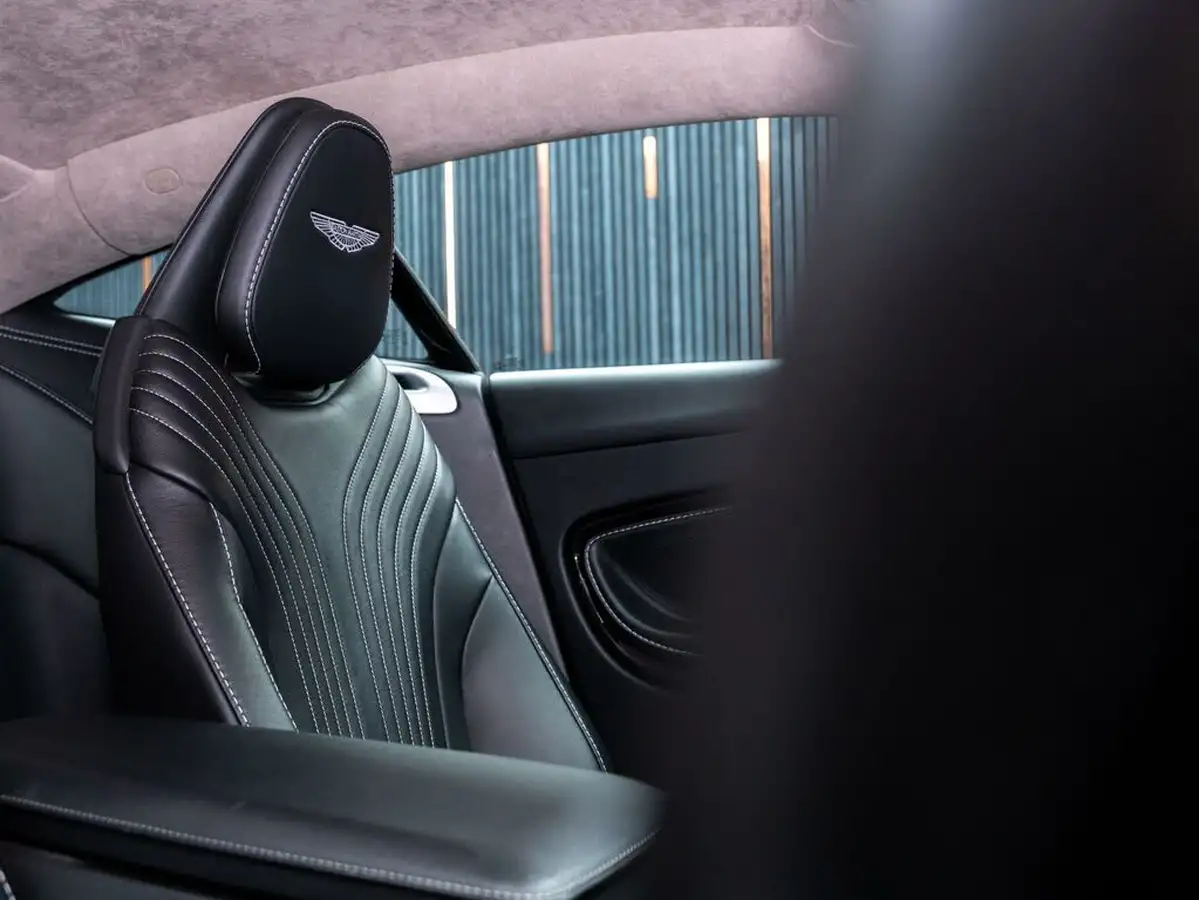 2019-aston-martin-db11-40-v8-big-29