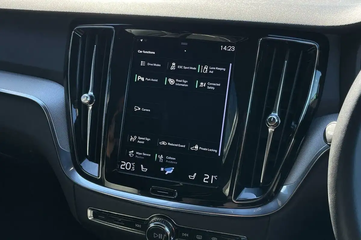 2021-volvo-v60-20-b4-r-design-big-39