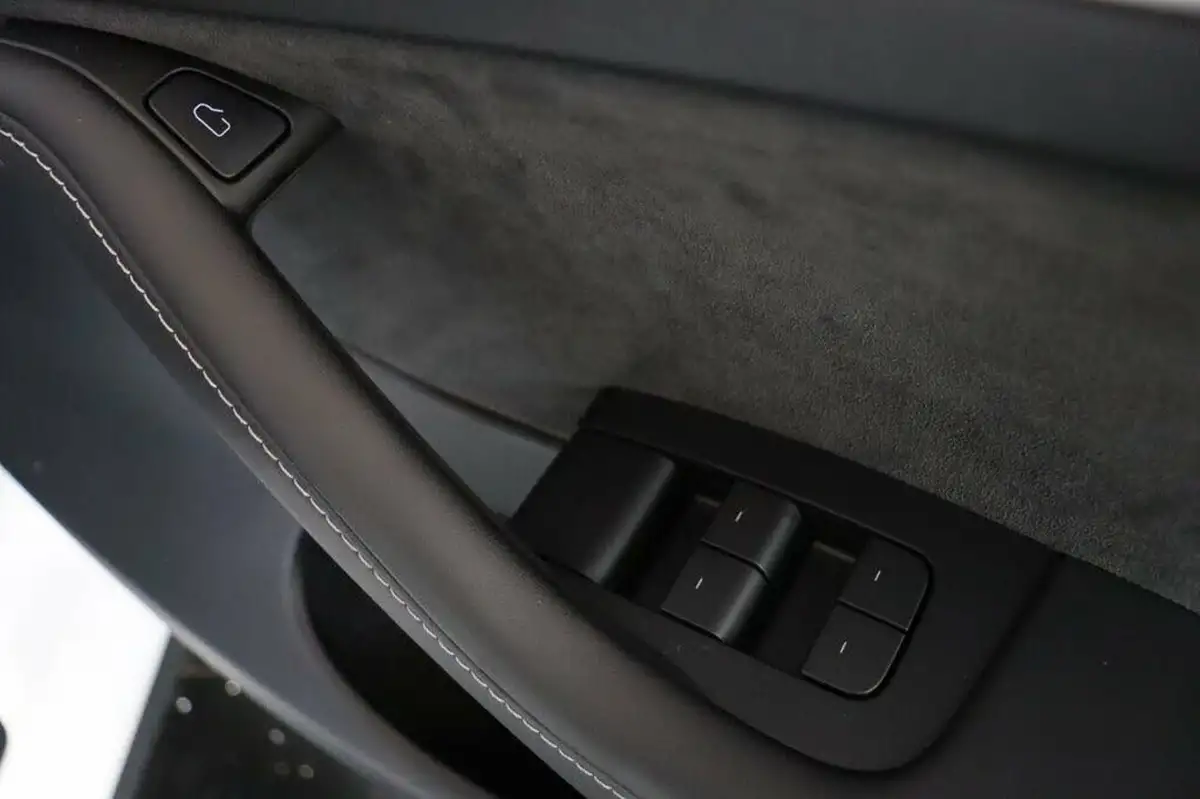 2024-tesla-model-y-e-rwd-big-22