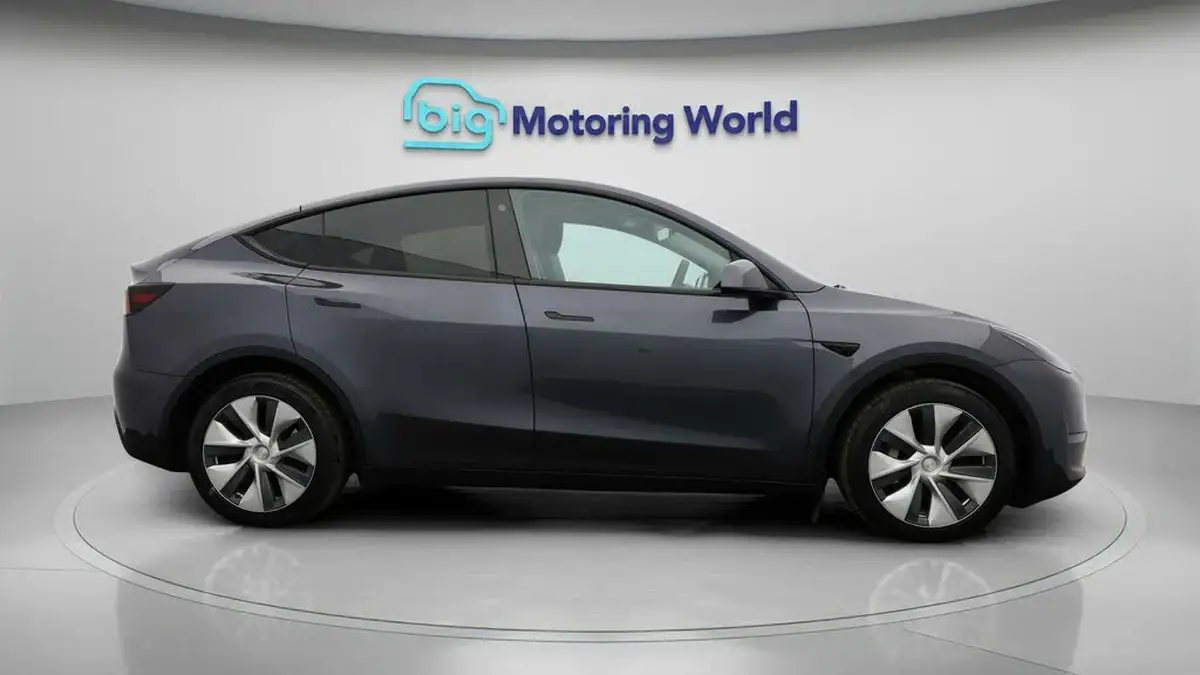 2022-tesla-model-y-e-long-range-big-7