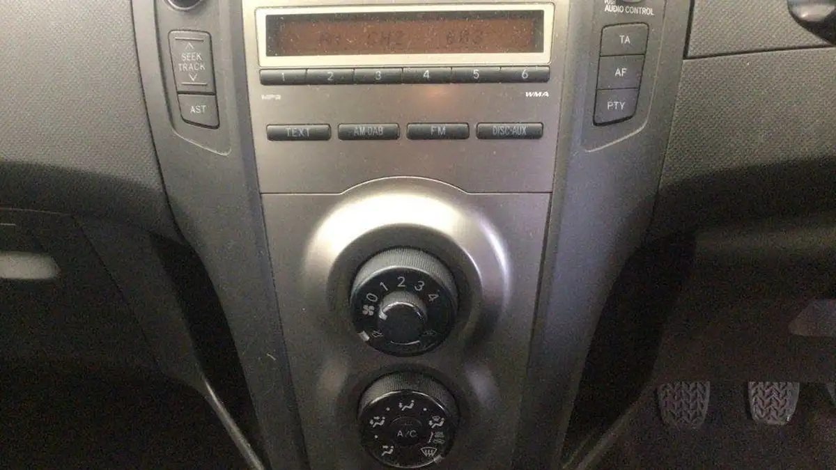 2010-toyota-yaris-133-tr-5d-big-12