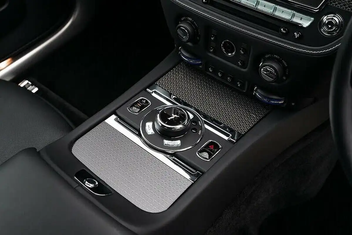 2021-rolls-royce-wraith-66-black-badge-big-14