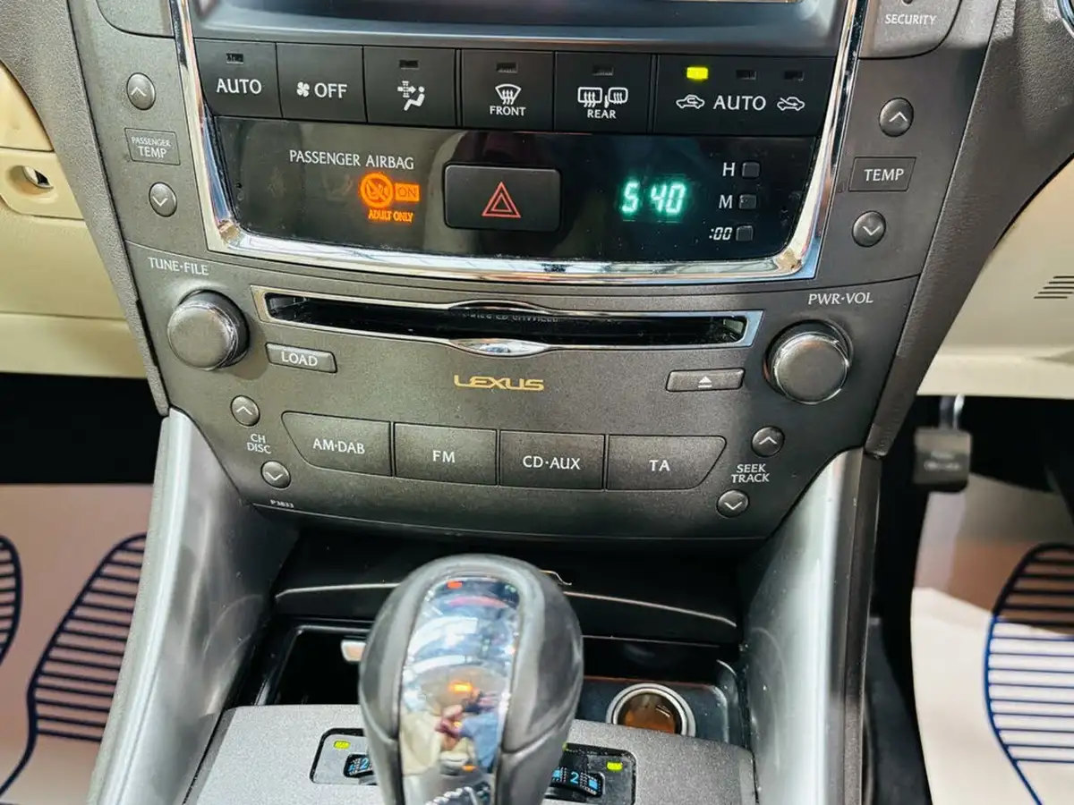 2010-lexus-is-250-25-se-i-dab-saloon-4d-auto-big-14