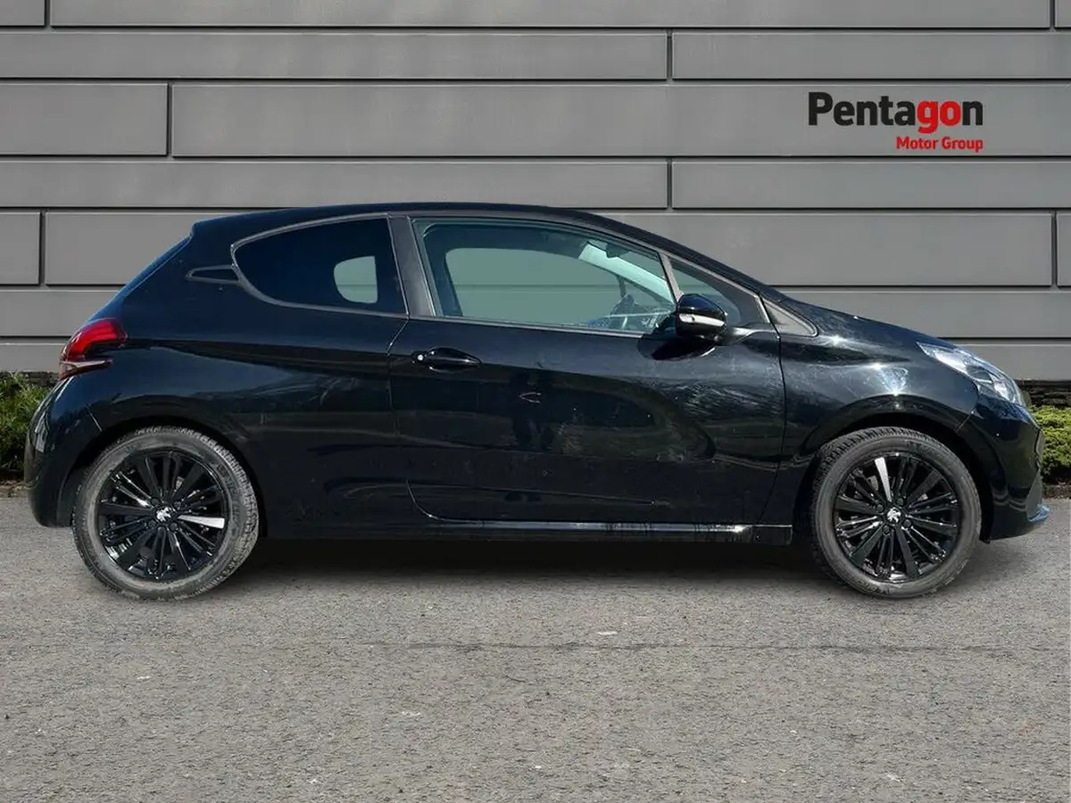 2018-peugeot-208-12-puretech-black-edition-big-10