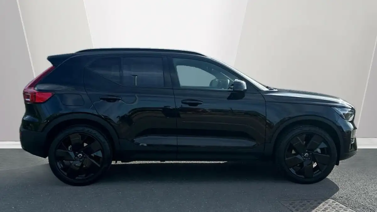 2025-volvo-xc40-20-b3-plus-black-edition-big-2