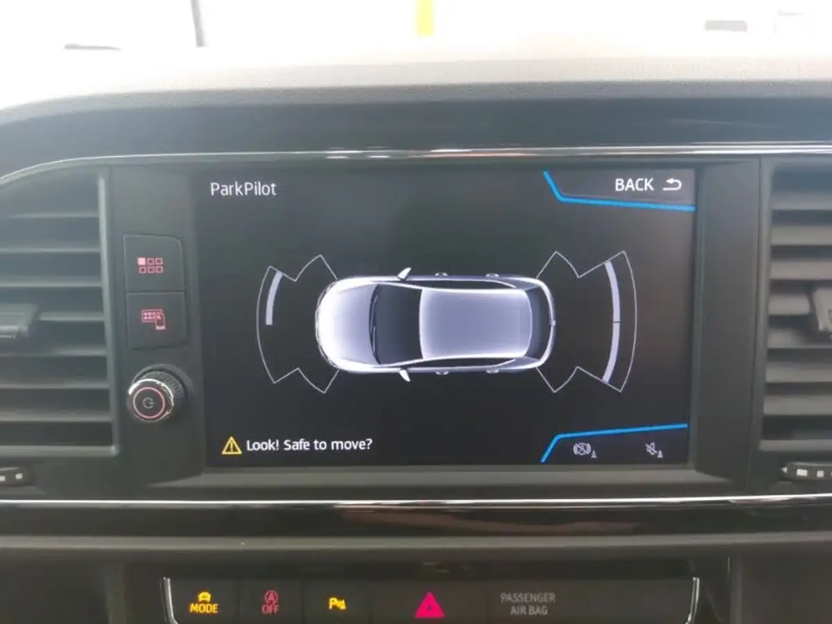 2019-seat-leon-20-tsi-fr-sport-hatchback-big-15