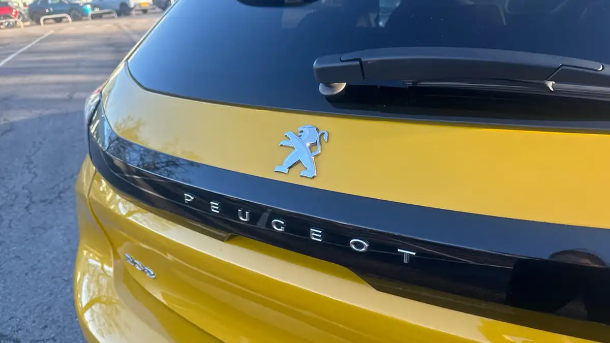 2023-peugeot-208-12-puretech-allure-premium-130ps-eat8-big-25