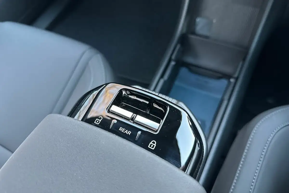 2024-volvo-ex30-e-single-motor-plus-extended-range-big-25