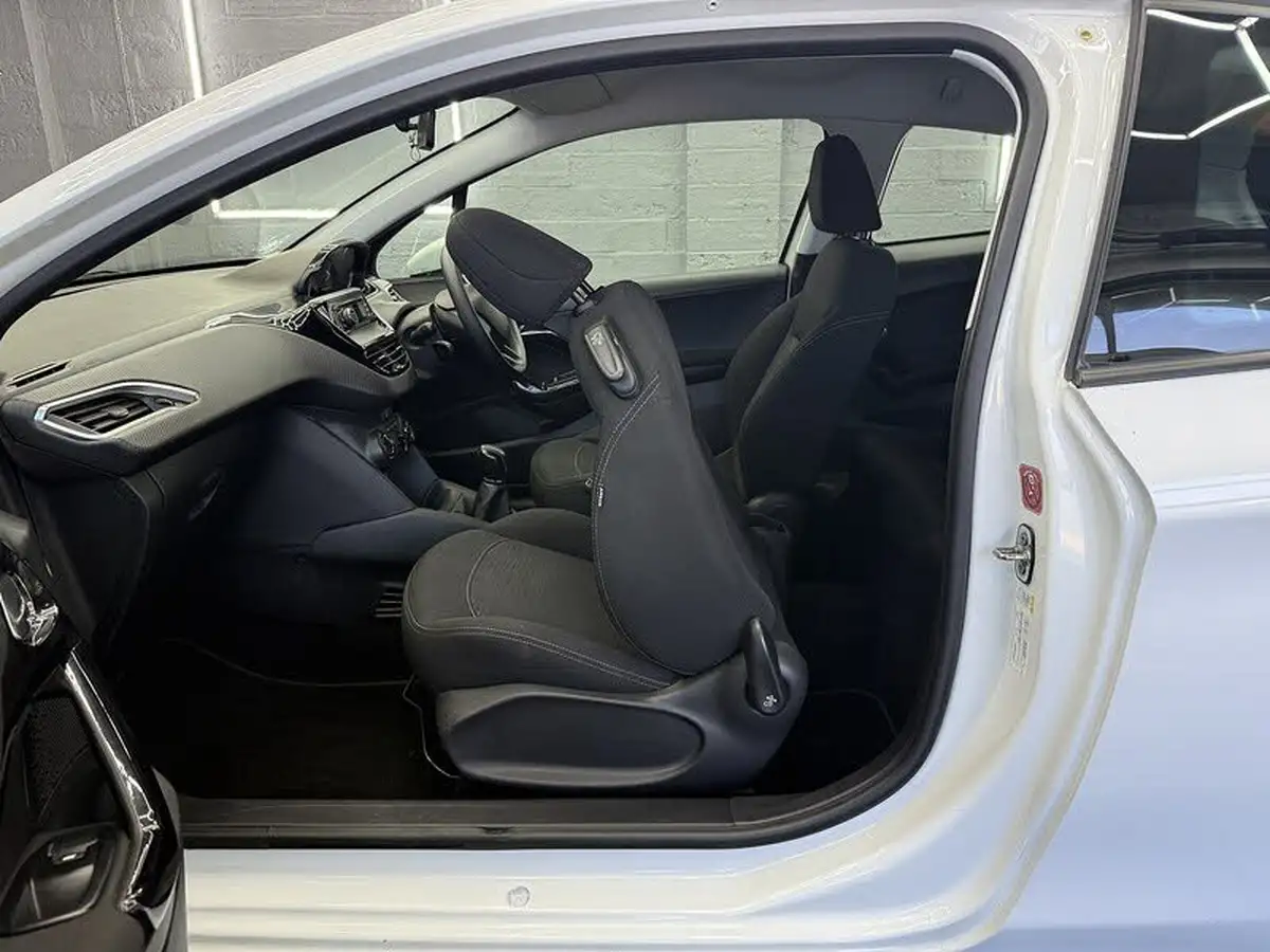 2015-peugeot-208-10-puretech-access-ac-3d-big-36