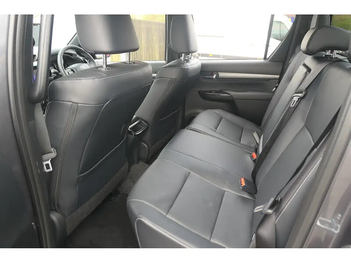 2025-isuzu-d-max-19td-v-cross-big-14