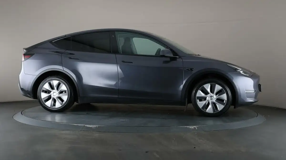 2022-tesla-model-y-e-long-range-big-8