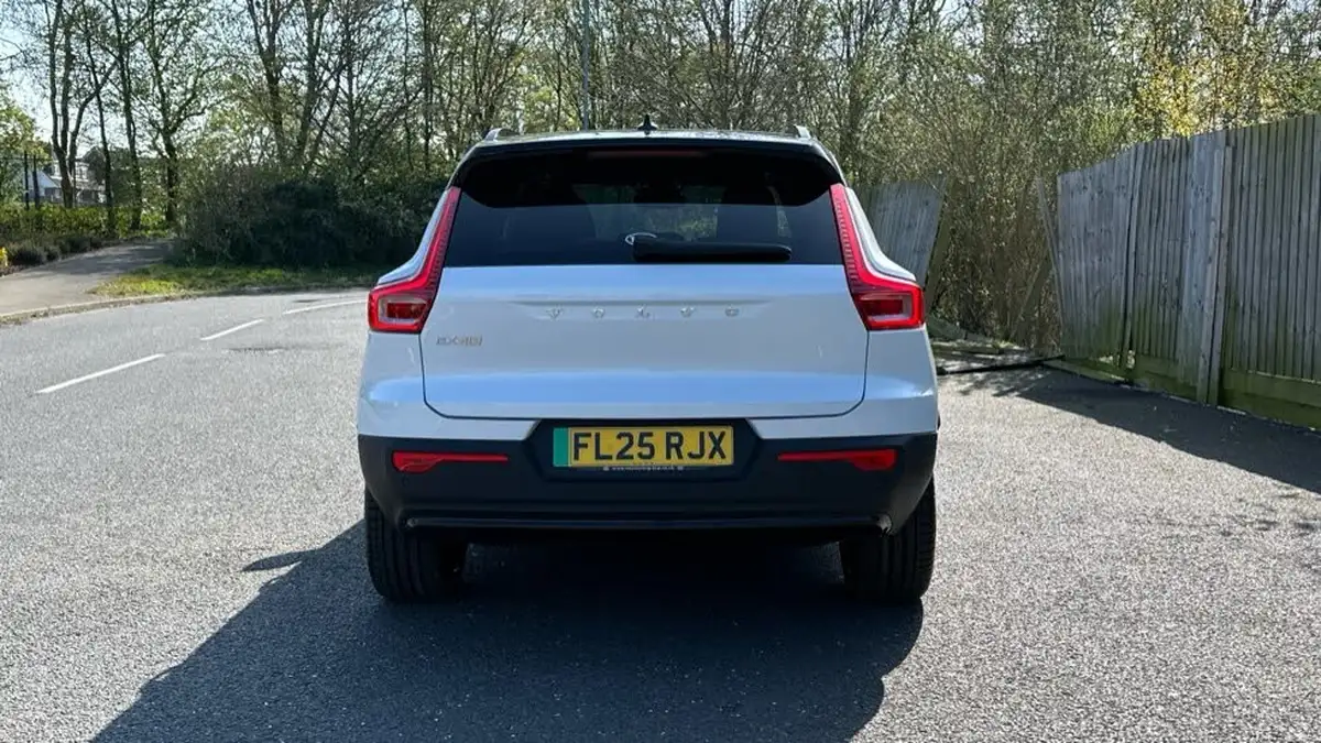 2025-volvo-ex40-e-ultra-big-12