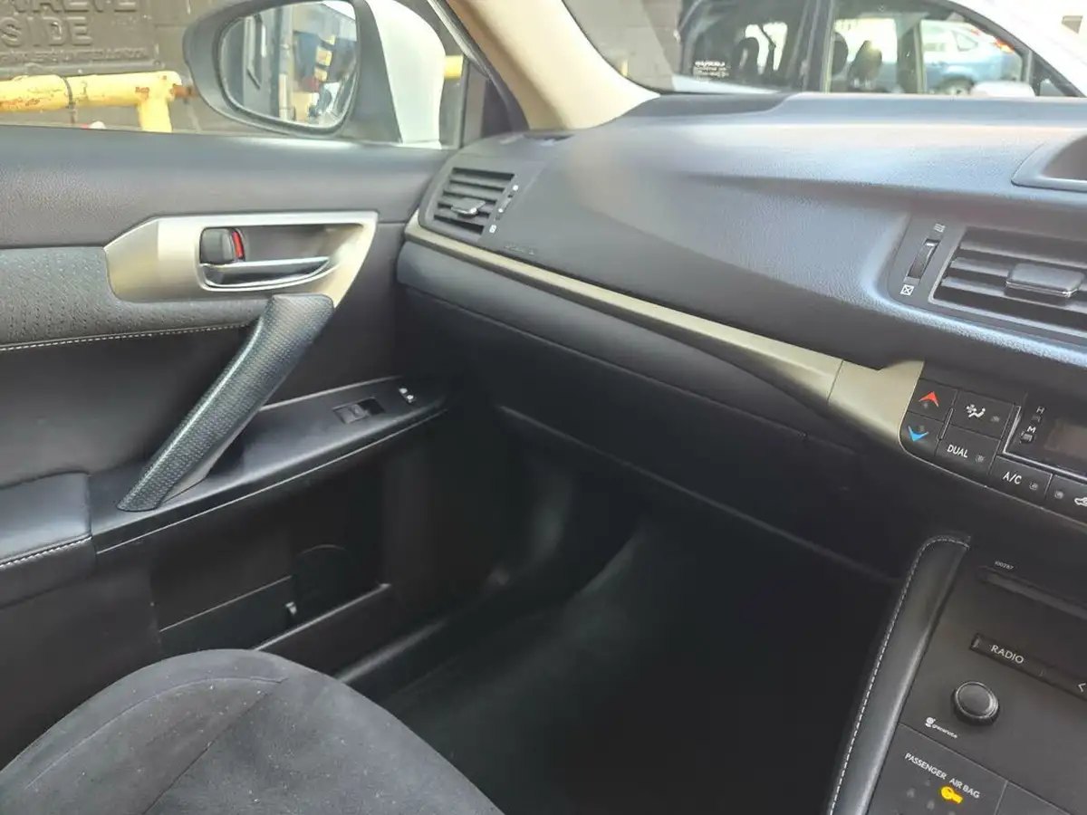 2015-lexus-ct-200h-18-advance-cvt-big-23