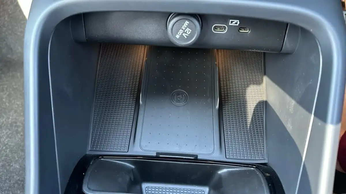 2025-volvo-ex40-e-ultra-big-36