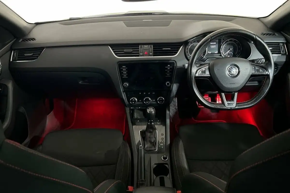 2017-skoda-octavia-20tdi-vrs-estate-dsg-big-9