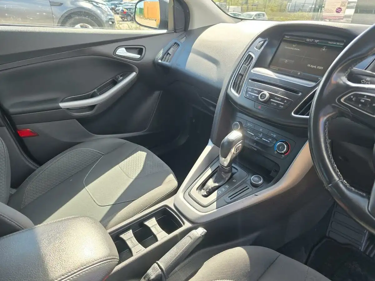 2015-ford-focus-16-zetec-hatchback-big-19