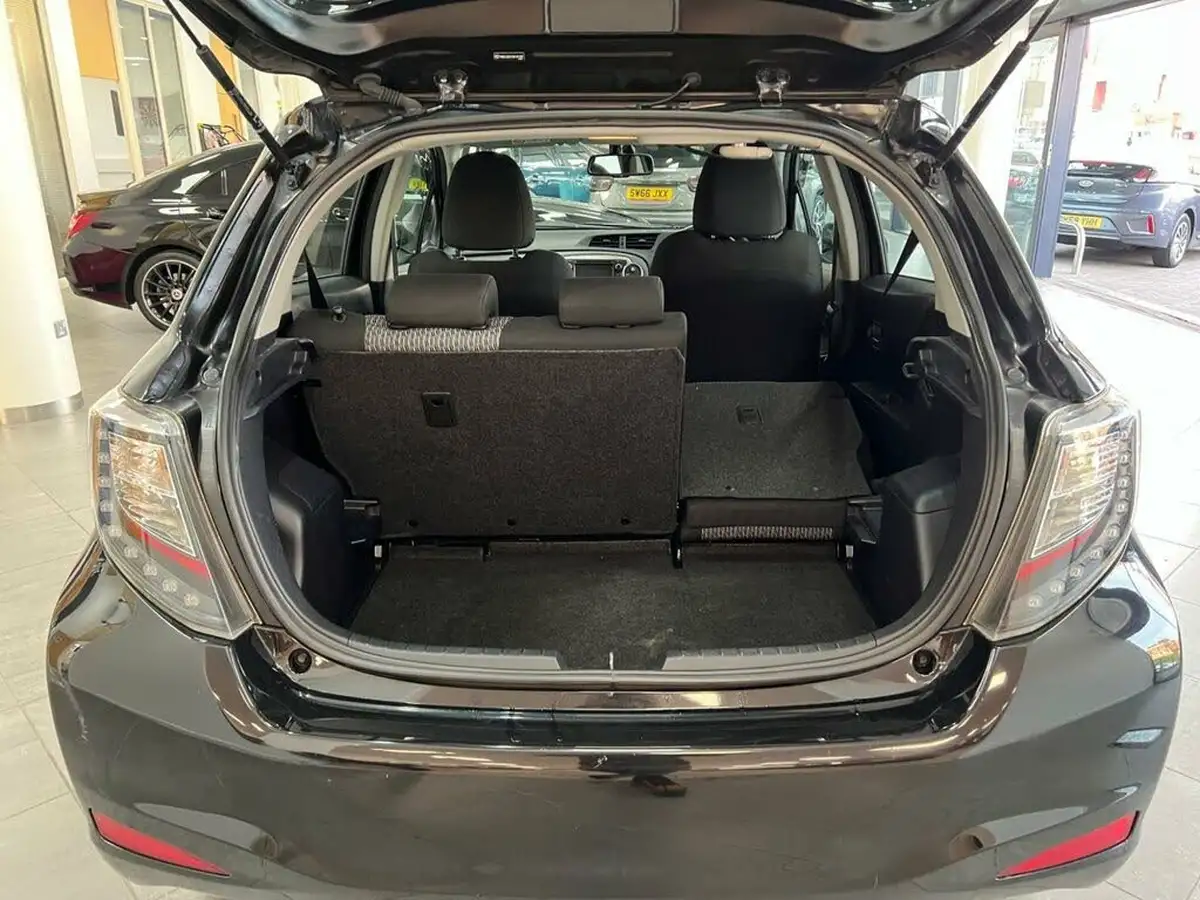2014-toyota-yaris-133-icon-m-drive-s-big-40