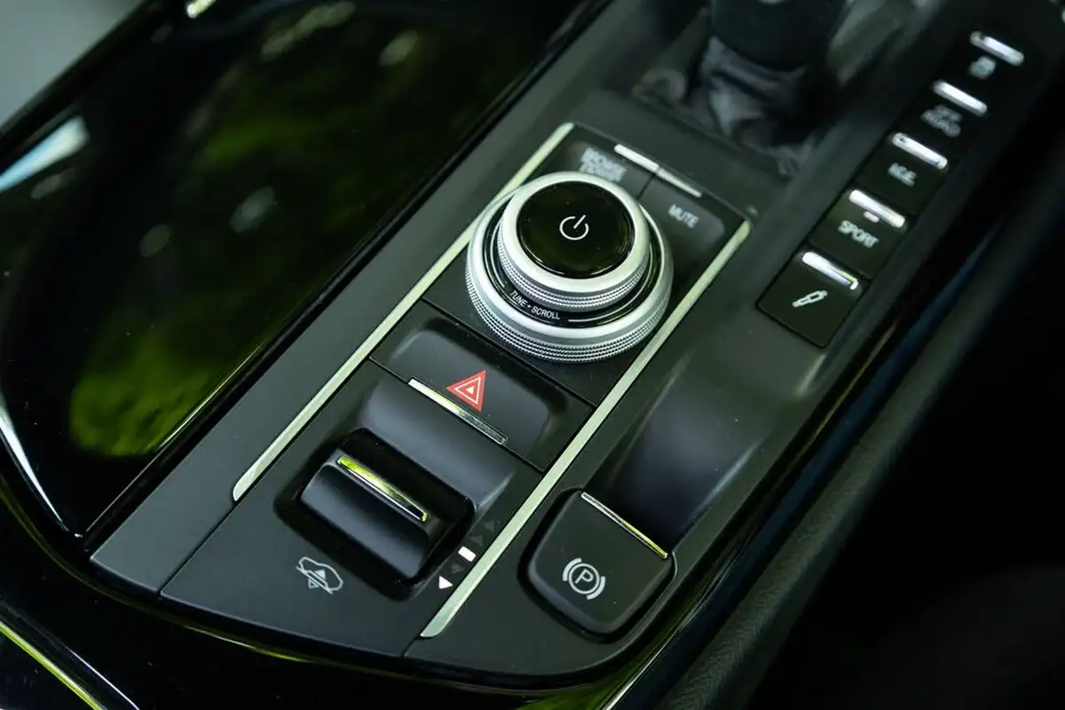 2022-maserati-levante-big-30